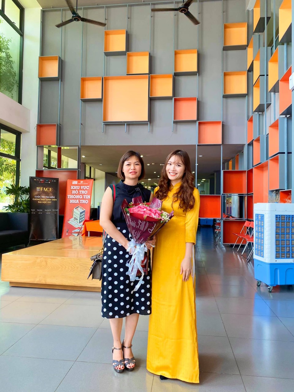 Người thân của sinh viên ĐH FPT tiếp sức tinh thần cho con em mình.