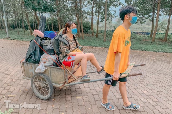 Sinh viên dùng xe bò chở đồ đạc 'nhường' ký túc xá làm khu cách ly 