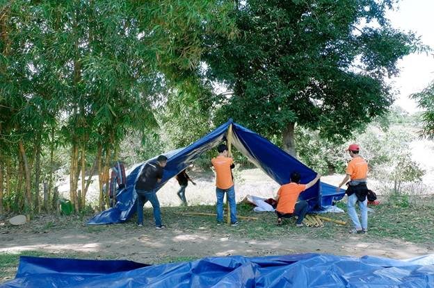Công tác chuẩn bị lều trại để mọi người có chỗ ngủ trong chuyến học cùng trải nghiệm