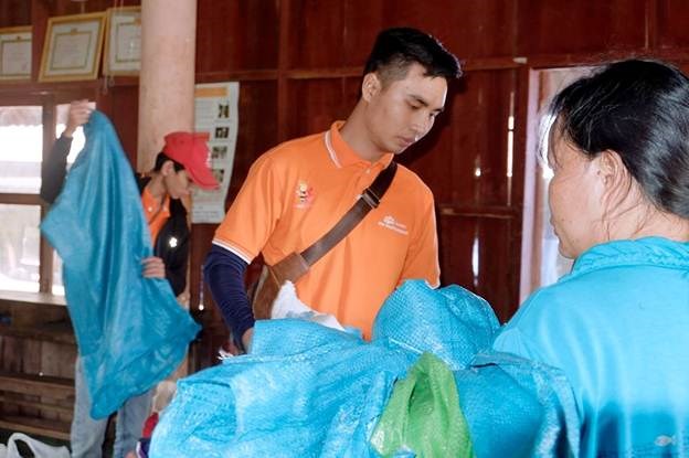 Những túi quà nhỏ nhưng chứa chan biết bao tình cảm và tấm lòng trong chuyến học cùng trải nghiệm