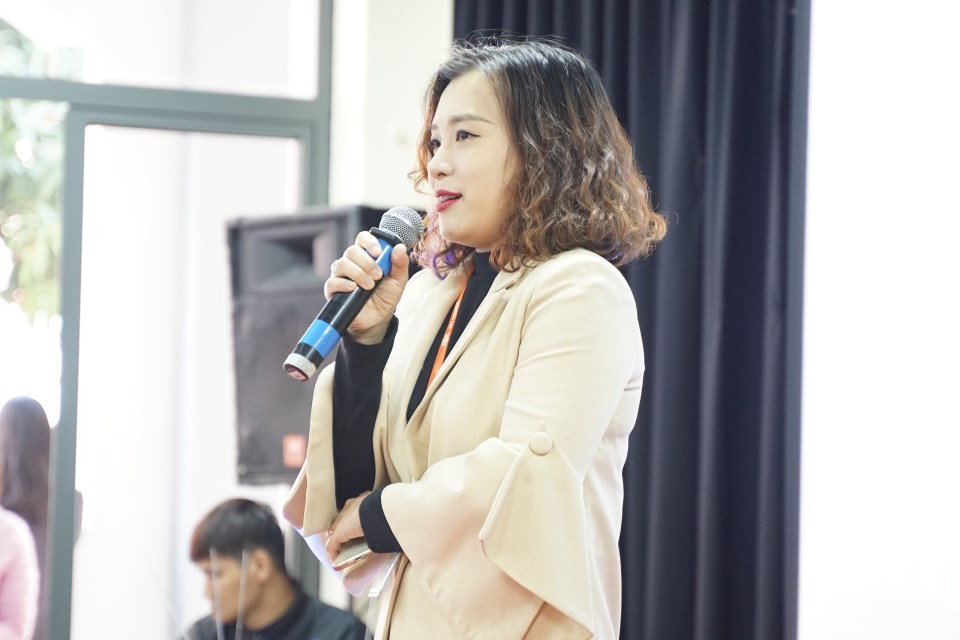Bà Phạm Thị Khánh Ly - Hiệu trưởng Trường Tiểu học & THCS FPT Cầu Giấy phát biểu chào mừng trong hội thảo học cùng trải nghiệm