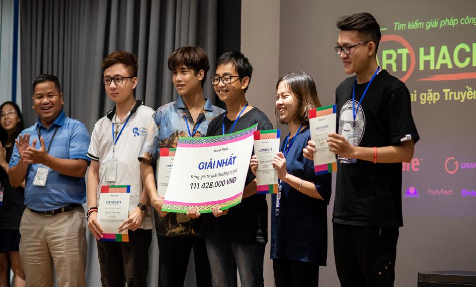 Giải nhất cuộc thi Art Hackathon chủ đề “Tương lai gặp truyền thống" ã thuộc về BAM Team - nhóm 5 sinh viên đến từ Đại học FPT Hà Nội sau chặng đường học cùng trải nghiệm 