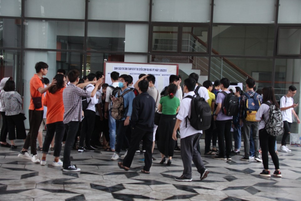 Trong tiết trời mát mẻ, 6 giờ sáng đông đảo phụ huynh và học sinh đã có mặt tại trường ĐH FPT (điểm sơ tuyển Hòa Lạc) để làm thủ tục cho kỳ sơ tuyển