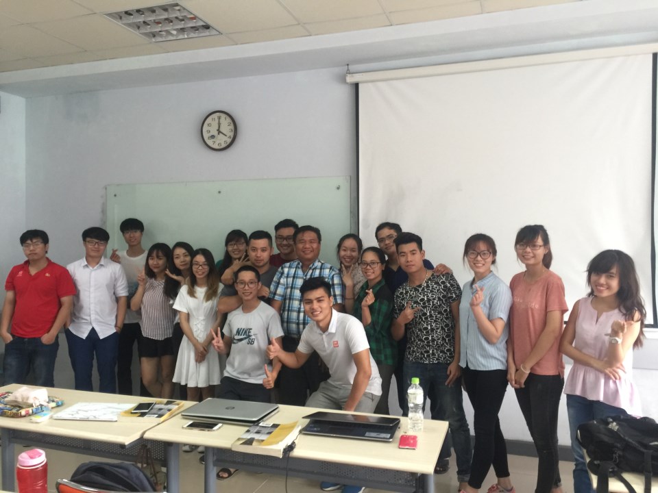 Thầy Salera P Jose (áo kẻ) đã cùng sinh viên FPT trải nghiệm những phương pháp học tập và giảng dạy khác biệt tại ĐH FPT.