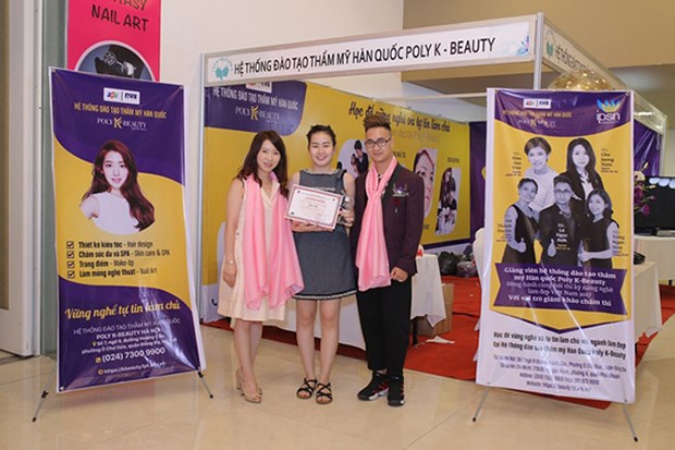 Cẩm Nhung (giữa) là một trong hai học viên của Poly K-Beauty tham dự cuộc thi.