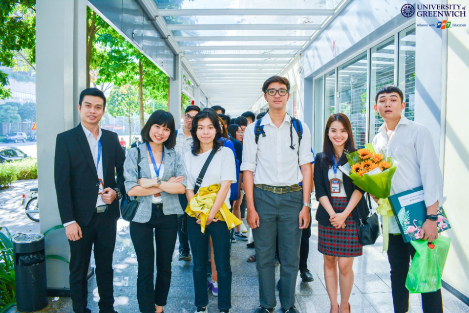 9h sáng, hơn 40 bạn sinh viên ĐH Greenwich đã có mặt sẵn sàng cho hành trình học cùng trải nghiệm tìm hiểu về tập đoàn Việt Thái Quốc Tế
