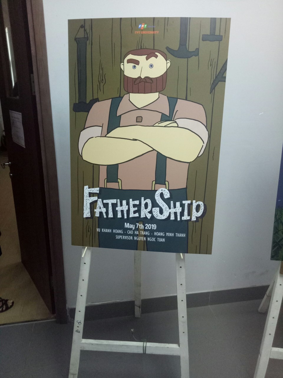 Poster FatherShip được trưng bày trang trọng trước cửa phòng bảo vệ đồ án
