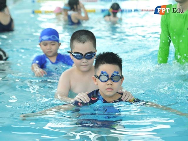 Kỹ năng bơi lội giúp trẻ chủ động xử trí được các tình huống dưới nước.