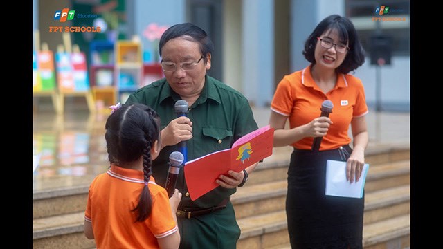 Nhà thơ Trần Đăng Khoa giao lưu cùng các bạn học sinh THCS.