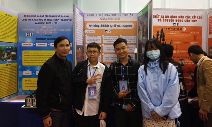 Học sinh THPT FPT Đà Nẵng tham gia cuộc thi khoa học kỹ thuật cấp thành phố năm 2020-2021.