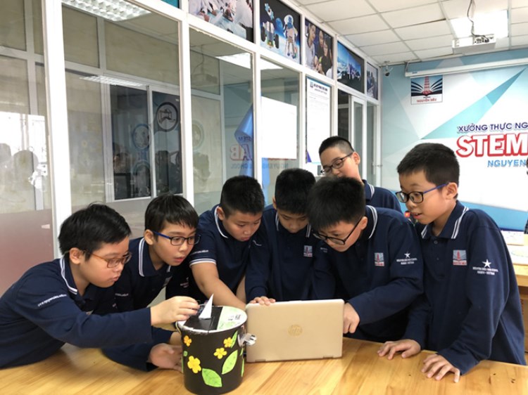 Học sinh trường phổ thông liên cấp Nguyễn Siêu (Hà Nội) hào hứng với những trải nghiệm giờ học STEM.