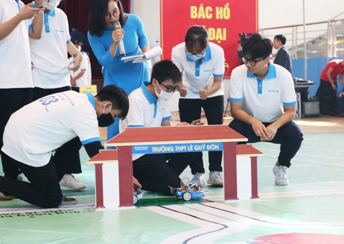 Tự tay sáng tạo robot sau giờ học STEM là một trải nghiệm đặc biệt của học sinh trường THPT Lê Quý Đôn, Hải Phòng.