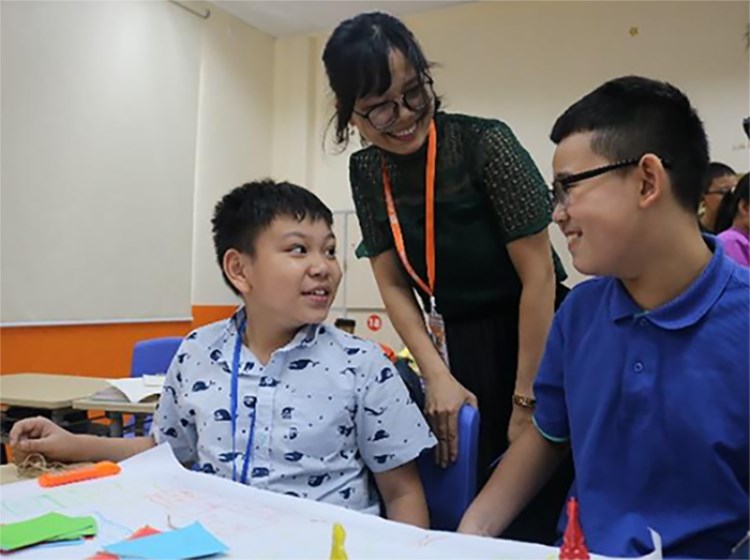 Cô Lê Thị Thu Hà trong tiết học trải nghiệm môn Toán thông qua trò chơi cùng với học sinh khối THCS thuộc FPT Education