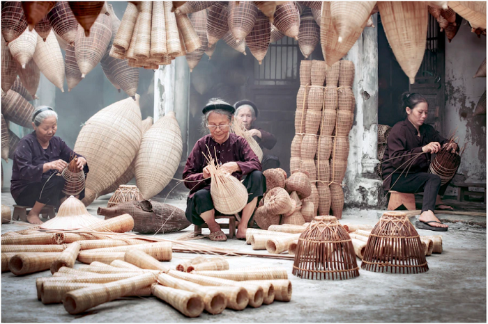 Tham quan các làng nghề truyền thống là một trải nghiệm học văn hóa Việt Nam thú vị đối với nhiều học sinh