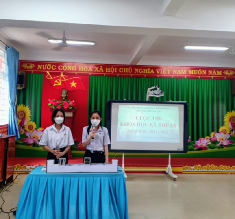 Học sinh bảo vệ đề tài của mình tại cuộc thi Khoa học kỹ thuật trường THPT Lê Lợi.