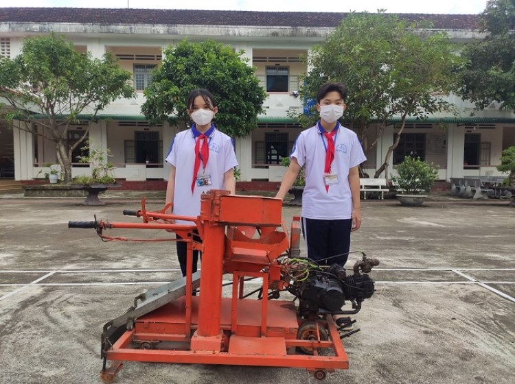 Học sinh tỉnh Bình Định tham gia cuộc thi khoa học kỹ thuật cấp tỉnh với dự án dự án “Mô hình máy phơi, giê và thu gom nông sản đa năng”.