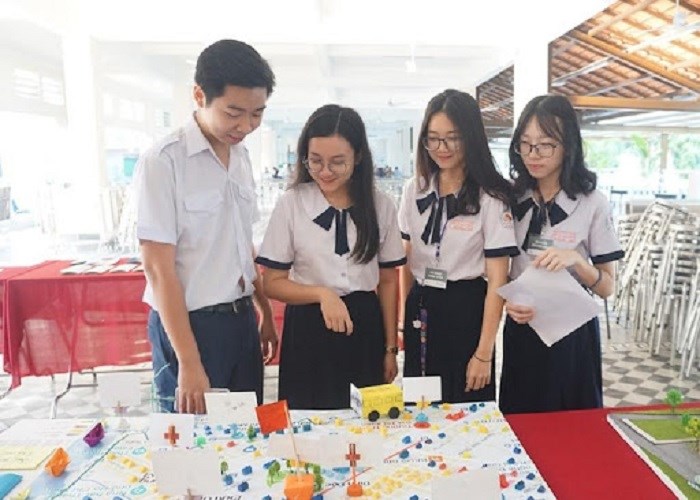 Các em học sinh Trường THPT Bùi Thị Xuân bên cạnh sản phẩm "Bản đồ các di tích lịch sử trong Thành phố" sau khi tham dự dự án Saigon by Bus