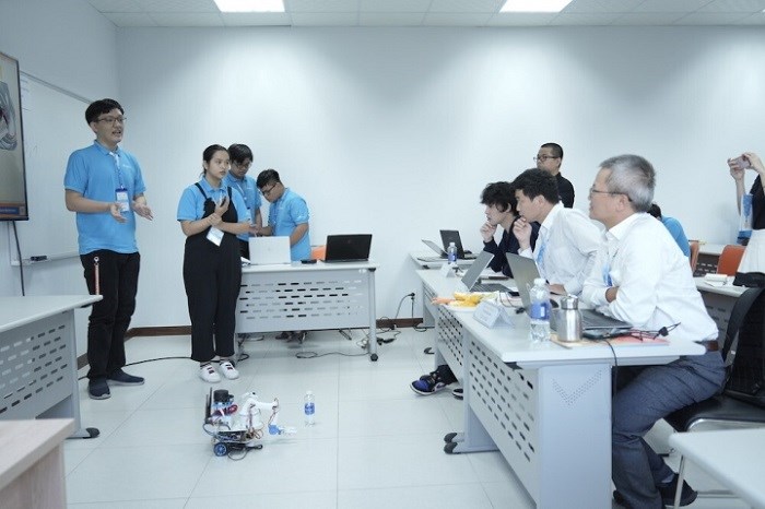 Học sinh FPT Edu tham gia cuộc thi nghiên cứu khoa học với sản phẩm là robot giao hàng.