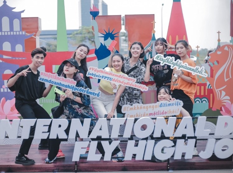 International Day - Fly high Job là một trong những ngày hội hướng nghiệp uy tín do ĐH FPT kết hợp với các doanh nghiệp, tổ chức lớn trên toàn cầu tổ chức