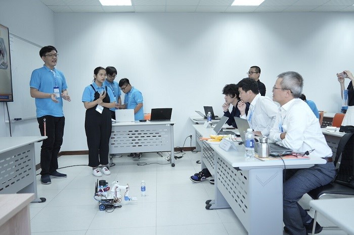 Học sinh FPT Edu làm nghiên cứu khoa học với đề tài chế tạo robot giao hàng trong khu cách ly.