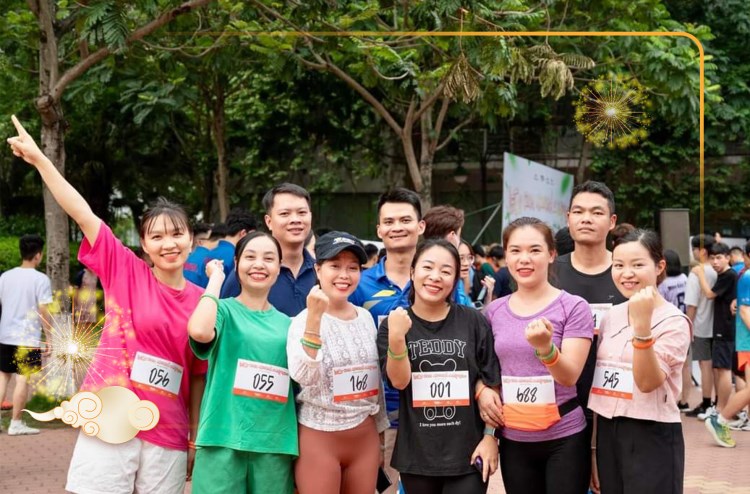 Chị Hồng (áo xanh, thứ hai từ trái sang) cùng các đồng nghiệp Phòng Hành chính, Trường ĐH FPT Hà Nội tham gia hoạt động chạy