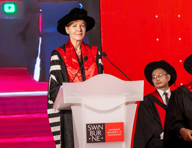 GS. Pascale Quester - Hiệu trưởng Trường Đại học Công nghệ Swinburne (Australia) chia sẻ cùng các tân khoa