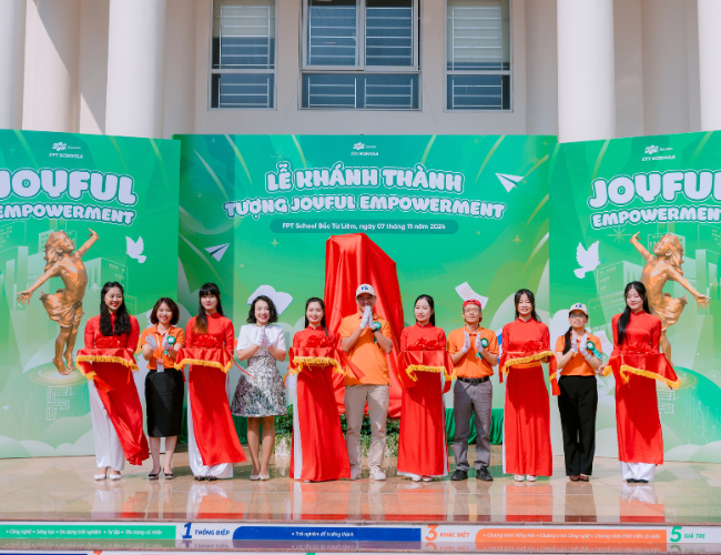 Lãnh đạo FPT Education, lãnh đạo Hệ thống Phổ thông FPT Schools và Hiệu trưởng Trường THPT FPT Bắc Từ Liêm cắt băng khánh thành tượng “Joyful Empowerment”