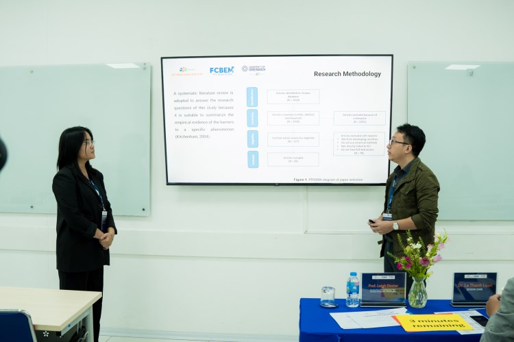 ThS. Nguyễn Hữu Nam Phúc và sinh viên Dương Thị Kỳ Duyên trình bày tại FCBEM 2024. 