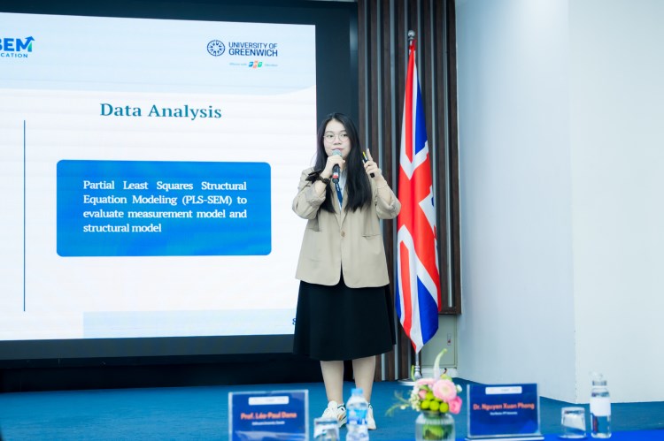 Sinh viên Hoàng Ngọc Uyên Phương đại diện nhóm tác giả trình bày. 