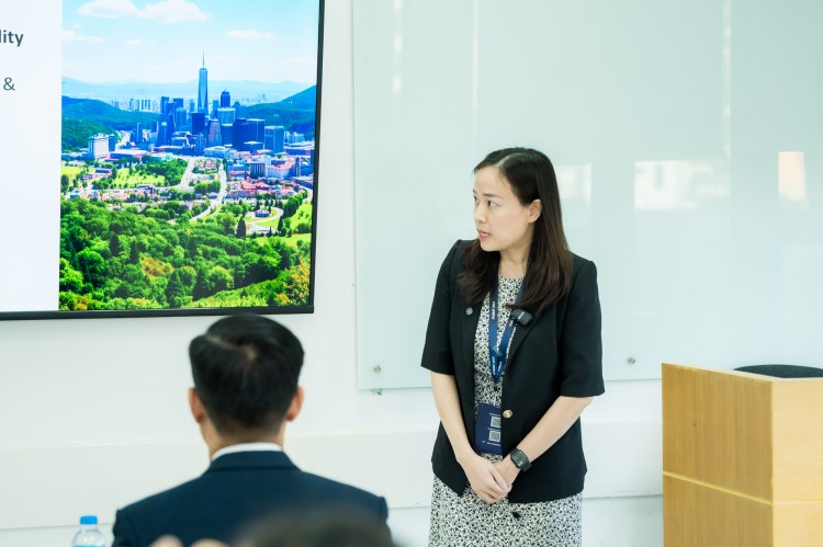 ThS. Nguyễn Thùy Linh đại diện nhóm tác giả chia sẻ tại phiên trình bày. 