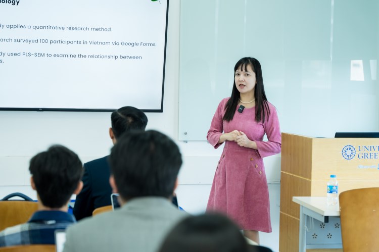 TS. Nguyễn Thị Thu Hà trình bày tại Hội thảo FCBEM 2024. 