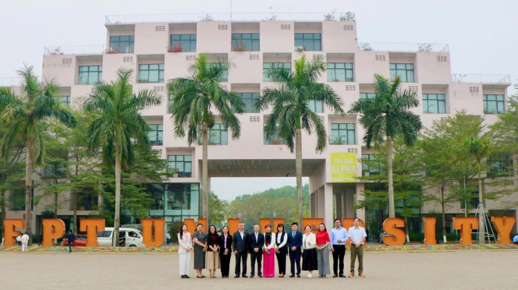 Đoàn Pearson, CDIMEX và Trường ĐH FPT  chụp ảnh lưu niệm tại quảng trường campus Hoà Lạc