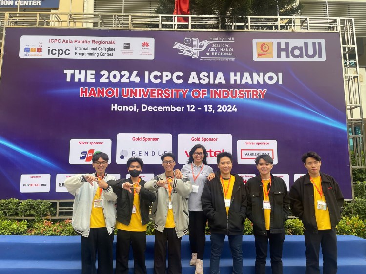 Chị Dương cùng nhóm sinh viên Trường Đại học FPT tại cuộc thi Olympic Tin học sinh viên Việt Nam lần thứ 33 và ICPC Asia Hà Nội 2024