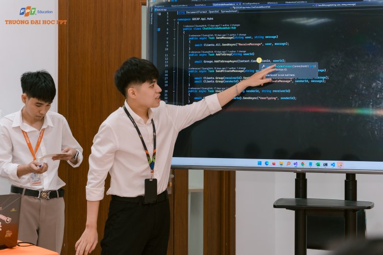 Nhóm sinh viên tự tin trình bày dự án VirtualMeet trước hội đồng chấm bảo vệ tốt nghiệp