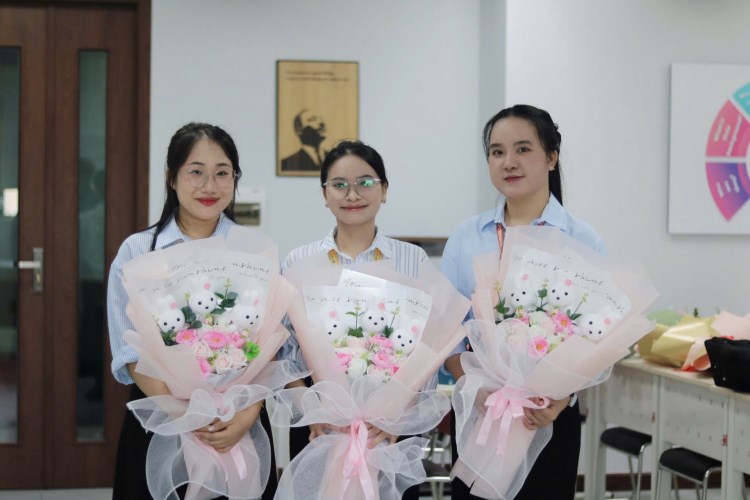 Các sinh viên Trần Thị Kiều Anh, Hồ Hà Giang và Vũ Khánh Linh rạng rỡ trong ngày bảo vệ tốt nghiệp