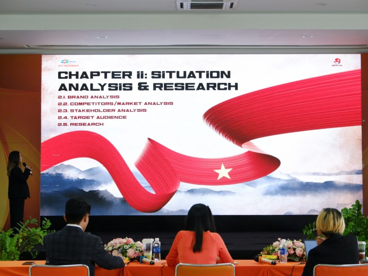 Các bạn sinh viên tự tin trình bày dự án và đã nhận được nhiều phản hồi tích cực từ hội đồng