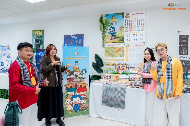 Các bạn sinh viên trong ngày triển lãm đồ án tốt nghiệp chuyên ngành Thiết kế Mỹ thuật số