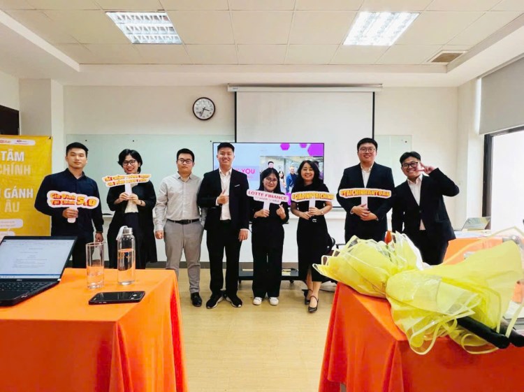 Các bạn sinh viên Nguyễn Duy Minh Vũ, Vũ Thị Quỳnh Anh, Tống Ngọc Toàn và Lê Trần Phạm Anh sau khi hoàn thành buổi bảo vệ đồ án