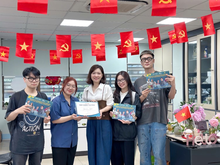 Các bạn sinh viên nhận giấy khen từ đại diện doanh nghiệp vì thành tích nổi bật trong quá trình thực hiện dự án