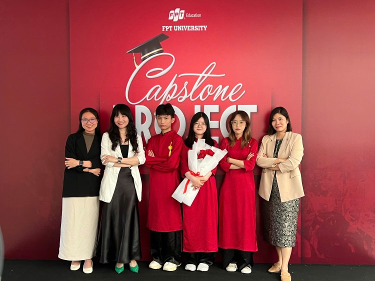 Nhóm sinh viên được hội đầu đánh giá cao sau khi trình bày tại buổi bảo vệ tốt nghiệp