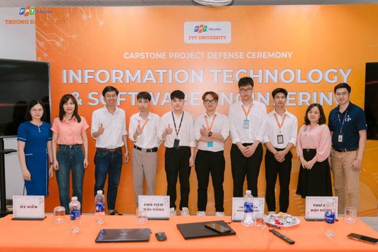 Các sinh viên Trường ĐH FPT cùng hội đồng chấm đồ án tốt nghiệp tại buổi bảo vệ tốt nghiệp kỳ Spring 2025