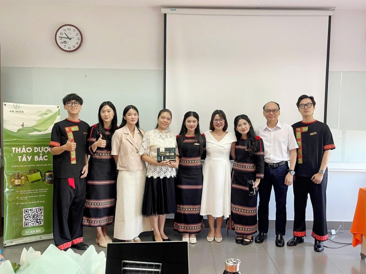 Sinh-vien-Truong-DH-FPT-lam-do-an-thuc-tien-4