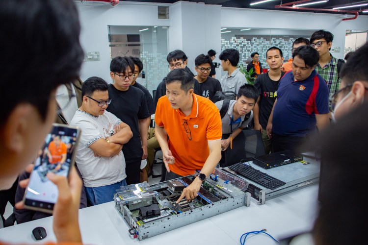 Trường ĐH FPT là đơn vị tiên phong trong đào tạo và ứng dụng công nghệ hiện đại, xây dựng môi trường học tập số hóa và sáng tạo theo chuẩn quốc tế