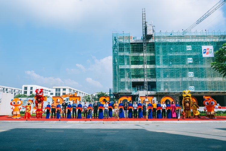 FPT-cat-noc-Truong-Pho-thong-lien-cap-tai-Vinh-va-Long-An-5