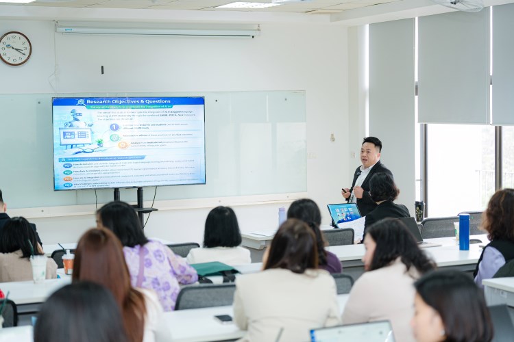 Nghien-cuu-ve-cong-nghe-va-ngon-ngu-tai-FLEC-2026-3