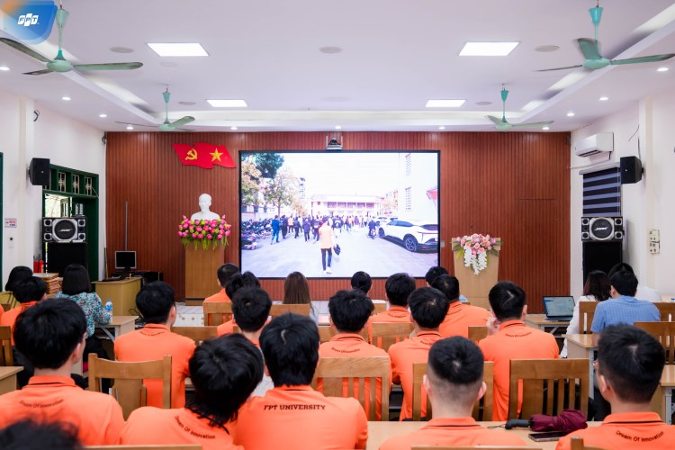 Sinh viên Đại học FPT Hà Nội nhìn lại hành trình tham gia chương trình hỗ trợ chuyển đổi số trên địa bàn phường Sơn Tây