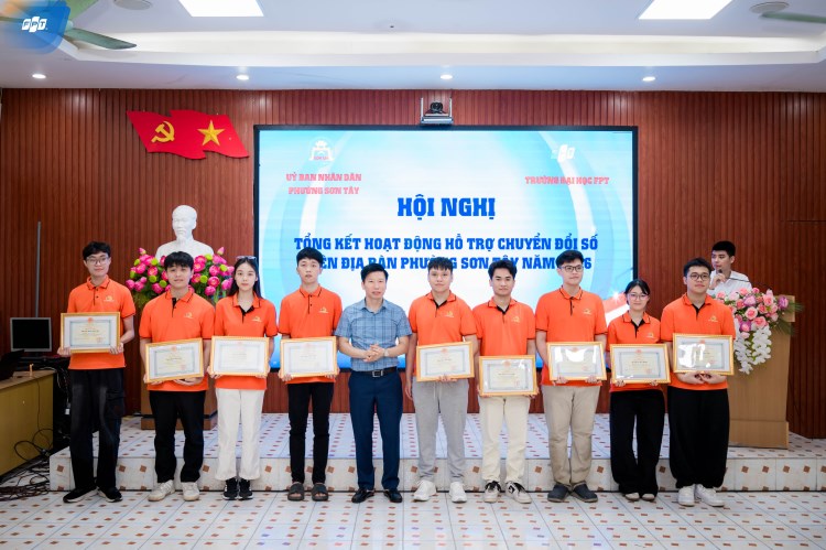 Sinh viên FPT hoàn thành kỳ thực tập, có những đóng góp nổi bật vào hoạt động chuyển đổi số tại phường Sơn Tây được ghi nhận và khen thưởng.