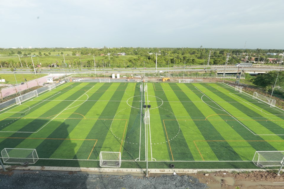 Sân bóng tiêu chuẩn đầu tiên trong khu vực của ĐH FPT Cần Thơ.