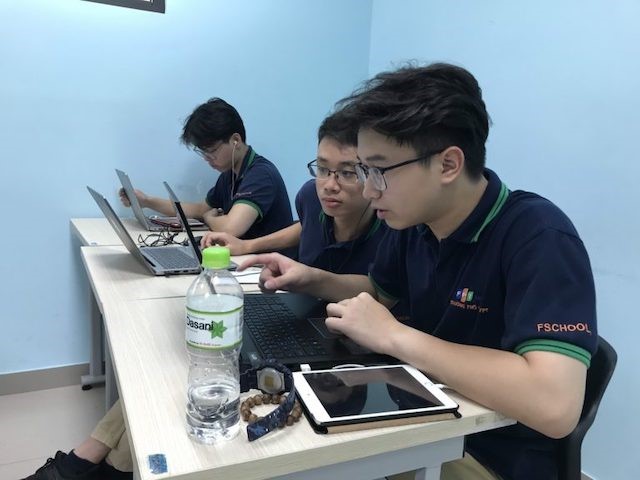 Các đội thi từ THPT FPT Hà Nội học cùng trải nghiệm tại cuộc thi.