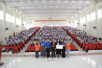FPT trao tặng học liệu AI Literacy cho gần 1.000 học sinh tại Đắk Lắk